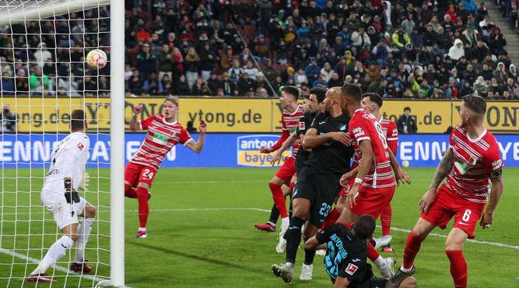 Vào! Quả phạt góc trước đó được treo vào vòng cấm và Fredrik Jensen (Augsburg) sút bóng vào lưới sau pha kiến tạo bằng đầu của Jeffrey Gouweleeuw. 1:0.