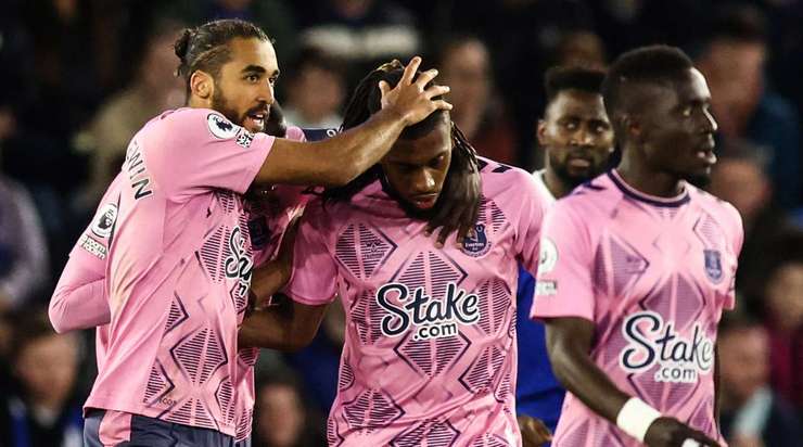 Vào! Bóng bật ra đến Alex Iwobi (Everton) và anh ấy tung cú sút từ cự li gần. Tỉ số là 2:2.