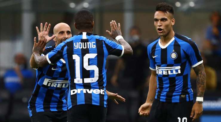 Vào! Đường trả bóng về tuyến hai từ đường biên ngang của Lautaro Martinez kiến tạo cơ hội cho Ashley Young (Inter) dễ dàng sút chìm, đưa bóng vào chính giữa khung thành. 1:1.