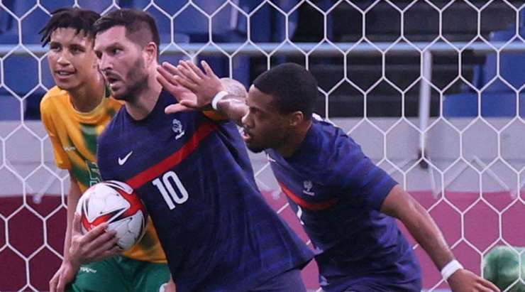 Vào rồi! Andre-Pierre Gignac (Pháp) nâng tỉ số lên 2:2 bằng cú đánh đầu từ cự ly gần làm tung nóc lưới sau đường căng ngang kiến tạo của Clement Michelin.