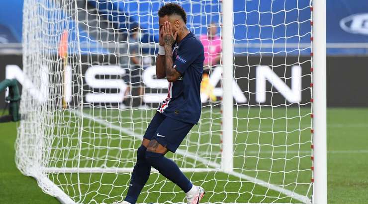 Neymar (Paris SG) lấy bóng trong vòng cấm và tung một cú sút chớp nhoáng. Bóng chỉ đi sượt cột dọc bên phải!
