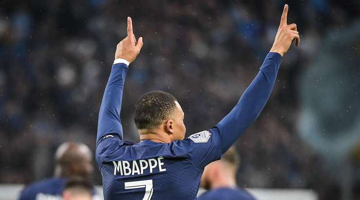 VÀO! Một pha kiến tạo xuất sắc của Lionel Messi, người đóng vai trò then chốt trong việc tổ chức tấn công. Anh ấy dọn cỗ cho Kylian Mbappe (Paris SG), người đánh bại Pau Lopez với một cú sút tuyệt vời vào góc trái phía dưới. 0:1.