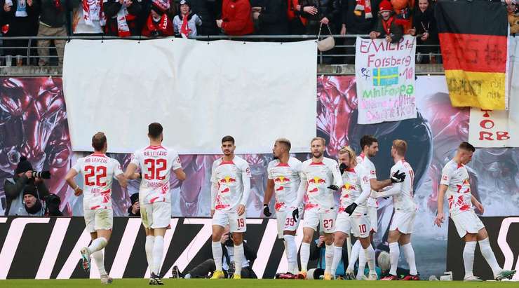 Timo Werner (RB Leipzig) tạo khoảng trống cho mình tại rìa vòng cấm và tung cú sút. Pha dứt điểm chính xác của anh ấy đi dội cột dọc bên phải vào lưới, nâng tỉ số lên 1:0!