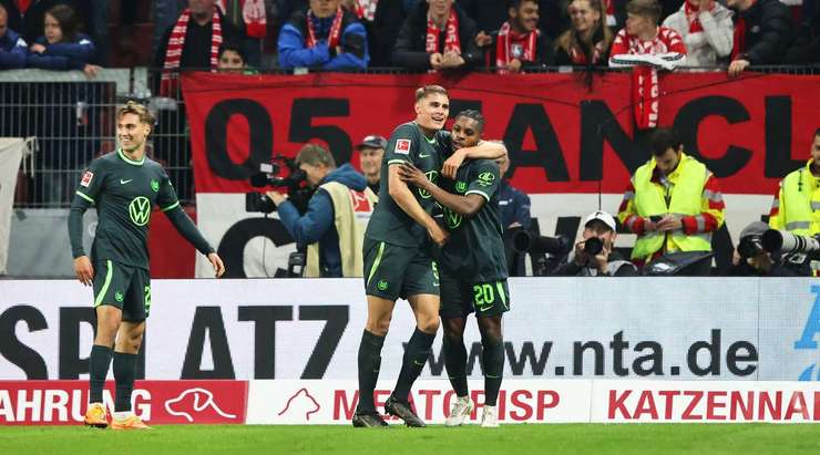 Ridle Baku (Wolfsburg) đón một đường chuyền trong vòng cấm và ghi bàn với một cú sút chìm vào giữa khung thành. Thủ môn đã không thể làm gì được.