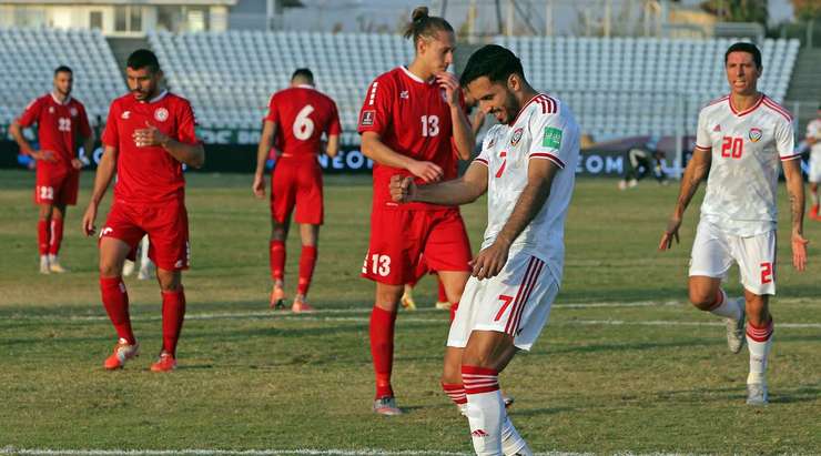Vào! Ali Ahmed Mabkhout (UAE) tinh quái dừng lại một nhịp trước khi sút, chờ cho thủ môn Mostafa Matar đổ người trước khi bình tĩnh đưa bóng vào góc thấp bên phải.