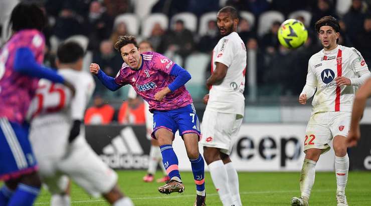 Đó là một bàn thắng! Federico Chiesa (Juventus) trình diễn một pha đi bóng solo tuyệt vời và tung cú sút hoàn hảo từ rìa vòng cấm, đưa bóng đập cột dọc bên phải vào lưới. Tuyệt vời!