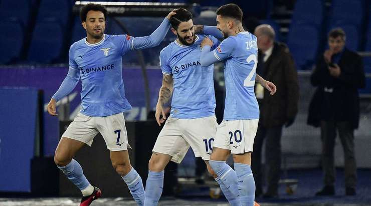 Luis Alberto (Lazio) lấy bóng tại rìa vòng cấm và tung cú sút một chạm không hề do dự. Anh ấy sút bóng xuất sắc khi nó đi vào góc phải phía trên. Có thể thực hiện tốt hơn không? Chắc chắn là không. 1:0.