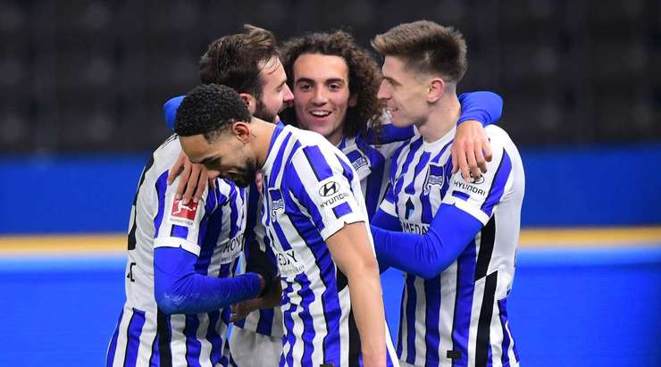 Krzysztof Piatek (Hertha Berlin) nhận một đường chuyền chính xác trong vòng cấm và tung cú sút tuyệt vời vào chính giữa mành lưới.