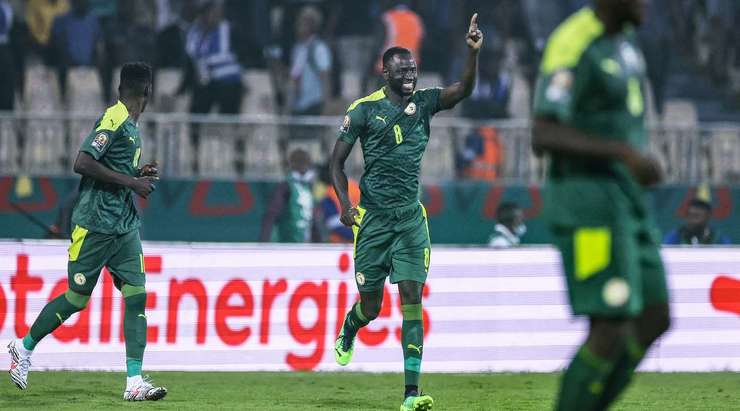 Vào! Cheikhou Kouyate (Senegal) đã có mặt đúng lúc đúng chỗ để lấy bóng bật ra trong vòng cấm, và anh ấy sút bóng vào bên phải khung thành. Tỉ số là 2:1.