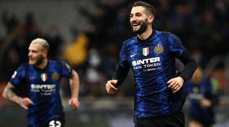 Roberto Gagliardini (Inter) đón một đường chuyền tuyệt vời và đột phá qua hàng phòng ngự đối phương trước khi tung ra một cú sút tầm trung, đưa bóng vượt qua thủ môn vào mé trong cột dọc bên trái.