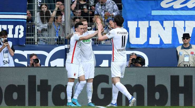 VÀO! Andre Hahn (Augsburg) cướp lấy quả bóng tại rìa vòng cấm sau một sai lầm tai hại của hàng thủ đối phương tung cú sút mạnh vào lưới. Tỉ số lúc này là 0:1.