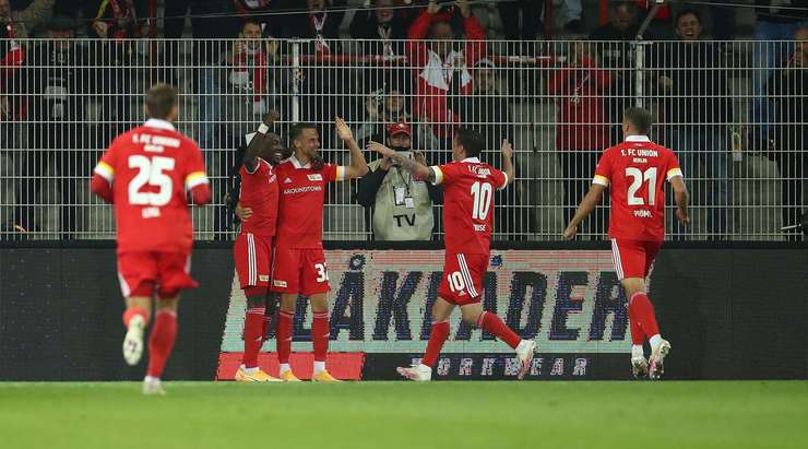 Vào! Marcus Ingvartsen (Union Berlin) tìm thấy mành lưới với một pha dứt điểm tốt.