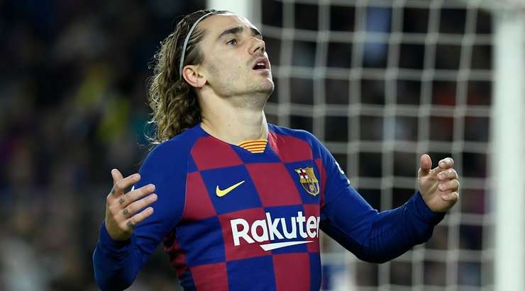 Antoine Griezmann (Barcelona) thực hiện pha chạm một rất tốt để khống chế gọn gàng một quả tạt trước khi tung cú sút từ khu vực gần chấm phạt đền, đáng tiếc là pha dứt điểm vừa rồi đã đi chệch cột dọc bên trái trong gang tấc.