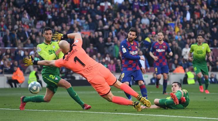 Vào! Một đường bóng bật ra đã sửa lưng tất cả mọi người, ngoại trừ Lionel Messi (Barcelona), anh chớp lấy thời cơ và sút bóng tung lưới khung thành bỏ trống. 4:0.