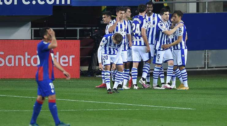 Alexander Isak (Real Sociedad) lấy bóng ở một vị trí sâu bên trong vòng cấm sau khi nó bật ra từ quả phạt góc. Anh ấy đã đánh bại thủ môn với một cú sút chìm sắc bén vào chính giữa khung thành! Một bàn thắng khá đẹp!