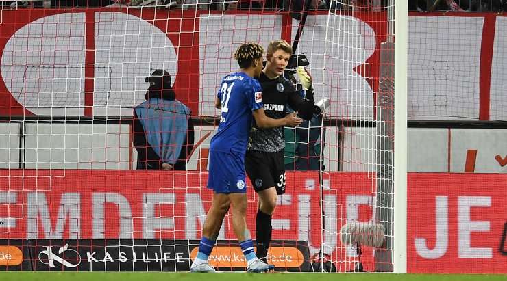 Alexander Nubel (Schalke) vừa ghi được một bàn thắng, rất tiếc đó lại là một bàn phản lưới nhà!