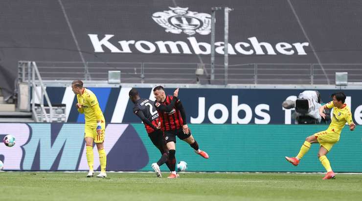 Woo-Yeong Jeong (Freiburg) nhận một đường chuyền chính xác từ đồng đội và anh có một chút khoảng trống ở phía trước vòng cấm đủ để tung ra một cú sút chuẩn xác xuyên thủng mành lưới đối phương!