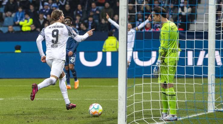 Đó là một bàn thắng! Lucas Holer (Freiburg) xuất sắc đón một quả tạt trong vòng cấm và đánh đầu hiểm hóc vào mé trong cột dọc bên trái.