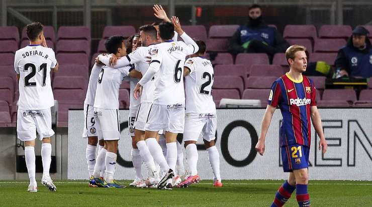 Clement Lenglet (Barcelona) ghi một bàn phản lưới xui xẻo sau khi anh vô tình làm đổi hướng một cú sút.