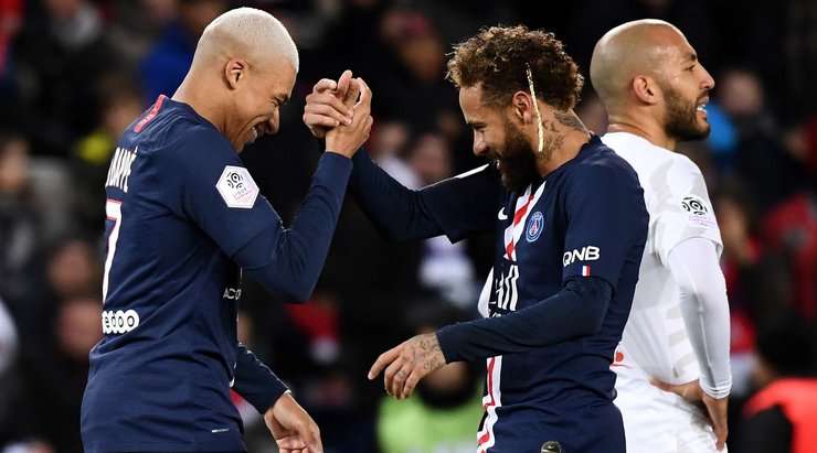 Kylian Mbappe (Paris SG) nhận một đường chuyền chuẩn xác trong vòng cấm từ Angel Di Maria và anh đánh bại thủ môn với một pha dứt điểm sắc sảo về phía bên phải khung thành. Tỉ số là 3:0.