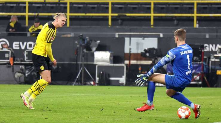 Erling Haaland (Dortmund) thoát xuống sau đường chuyền từ Mahmoud Dahoud, anh lao vào vòng cấm và tung cú sút như búa bổ về phía góc cao khung thành trong tư thế đối mặt với thủ môn.