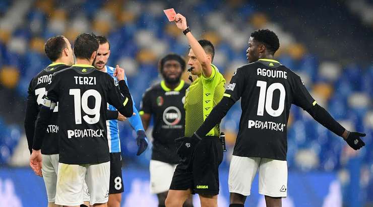 Ardian Ismajli (Spezia) lẽ ra phải cẩn thận hơn. Anh ấy phạm lỗi xấu và nhận chiếc thẻ vàng thứ hai và bị đuổi!