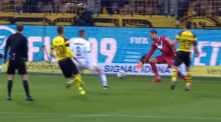 Vào - 3:0! Mario Gotze chuyền bóng như đặt cho Raphael Guerreiro (Dortmund), người có một cú sút chìm từ cự ly gần vào lưới, dễ dàng đánh bại thủ môn.
