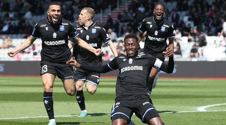 Bóng bật ra và đến chân của Birama Toure (Auxerre) ở ngay bên ngoài vòng cấm. Anh không hề do dự và tung một cú sút tuyệt vời vào sát mé trong cột dọc bên trái. Pha dứt điểm đi ra ngoài tầm với của thủ thành Benjamin Leroy và tỉ số đã được thay đổi thành 0:1.