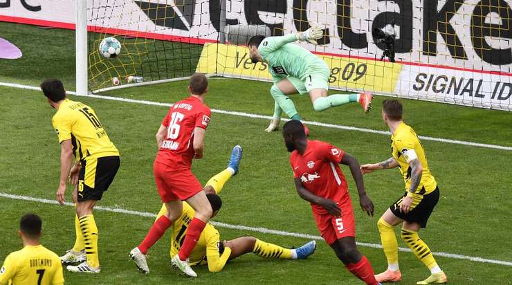 Emil Forsberg nhận trách nhiệm đá phạt góc và chuyền bóng một cách hoàn hảo cho Lukas Klostermann (RB Leipzig), người đã nhảy lên cao nhất và bình tĩnh đánh đầu rất căng vào góc trái khung thành. Tỉ số bây giờ là 2:1.
