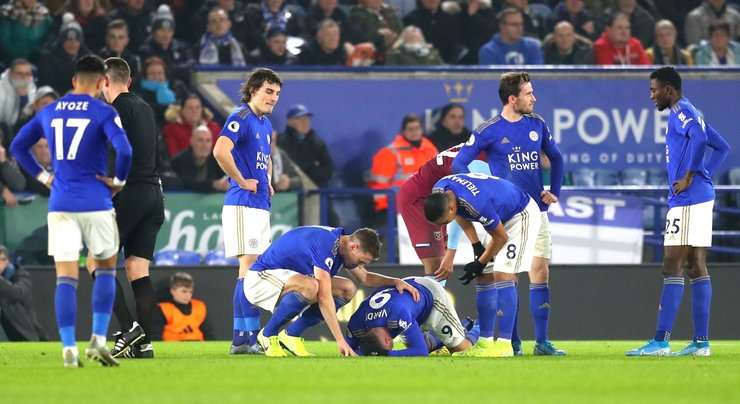 Trận đấu đang bị gián đoạn, Jamie Vardy (Leicester) bị choáng sau cú va chạm và các nhân viên y tế phải vào sân.