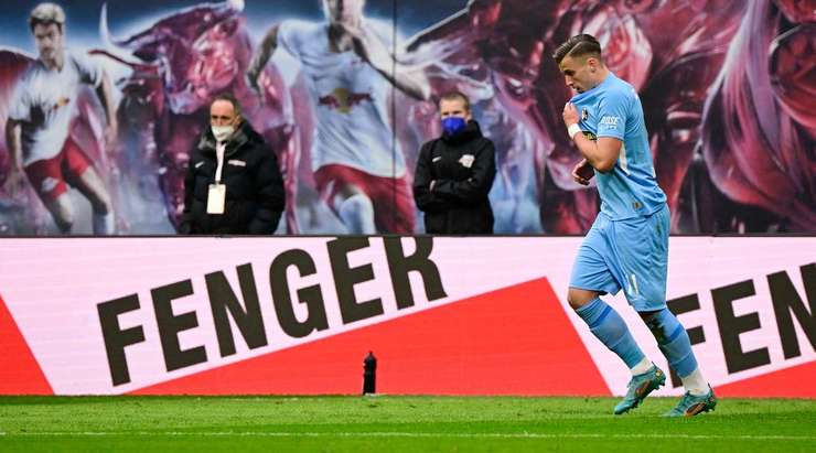 VÀO! Ermedin Demirovic (Freiburg) nhận một đường chuyền và từ trong vòng cấm anh ấy lốp bóng qua Peter Gulacsi, người đã ra khỏi vạch vôi. Một pha dứt điểm tuyệt vời! 0:1.