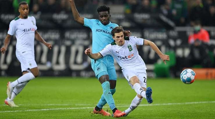Vào! Một đường chọc khe tuyệt vời của Lars Stindl mở ra khoảng trống cho Jonas Hofmann (B. Monchengladbach) ngay trong vòng cấm, và anh đã không phạm bất kỳ sai lầm nào khi sút mạnh quả bóng về góc phải khung thành. Tỉ số là 4:0.