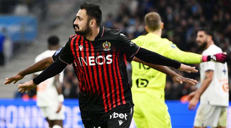Vào 0:2! Gaetan Laborde (Nice) đệm bóng thành bàn từ cự li gần sau khi bóng bật ra tới hướng di chuyển của anh ấy.