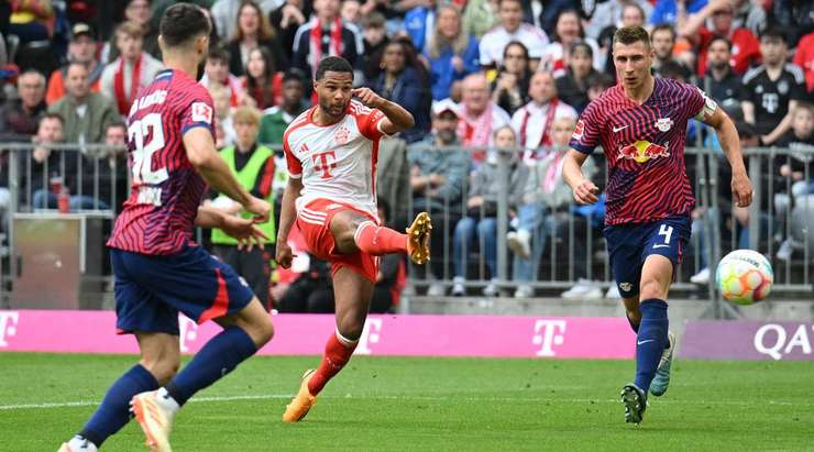Thomas Muller có bóng ở một vị trí thuận lợi để có thể sút ngay, nhưng anh ấy quan sát thấy một đồng đội của mình và quyết định chuyền bóng. Serge Gnabry (Bayern Munich) không bỏ lỡ cơ hội và đánh bại thủ môn với một cú sút chuẩn xác, bóng đi dội cột dọc bên trái vào lưới và tỉ số được nâng lên 1:0.