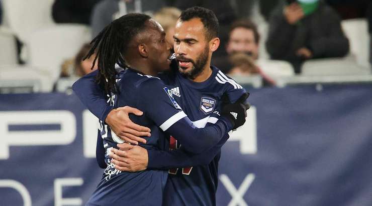 Vào! Timothee Pembele đưa bóng qua vòng cấm và Alberth Elis (Bordeaux) đã có một nhiệm vụ dễ dàng nhất thế giới để đưa bóng vào lưới trống. 1:0.