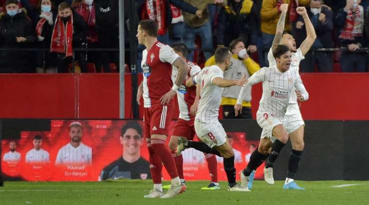 Vào! Oliver Torres (Sevilla) sút bóng bật ra vào góc trái phía dưới sau khi bóng đến chỗ anh ấy trong vòng cấm. Tỉ số là 2:2.