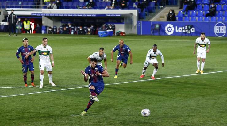 Vào! Rafael Mir Vicente (Huesca) giành chiến thắng trên chấm phạt đền bằng một cú sút không thể cản phá, vượt qua tầm với của thủ môn Edgar Badia vào góc thấp bên phải.