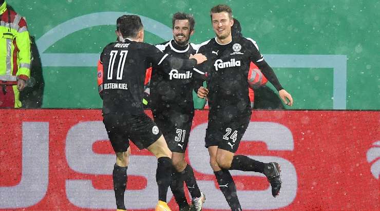 Hauke Wahl (Holstein Kiel) ghi bàn từ một vị trí khó. Anh ấy bật cao để đón quả tạt và đánh đầu hiểm hóc vào phía trong cột dọc bên phải. Một pha dứt điểm xuất sắc.