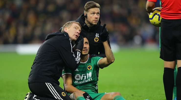 Trận đấu đang bị gián đoạn, Romain Saiss (Wolves) bị choáng sau cú va chạm và các nhân viên y tế phải vào sân.