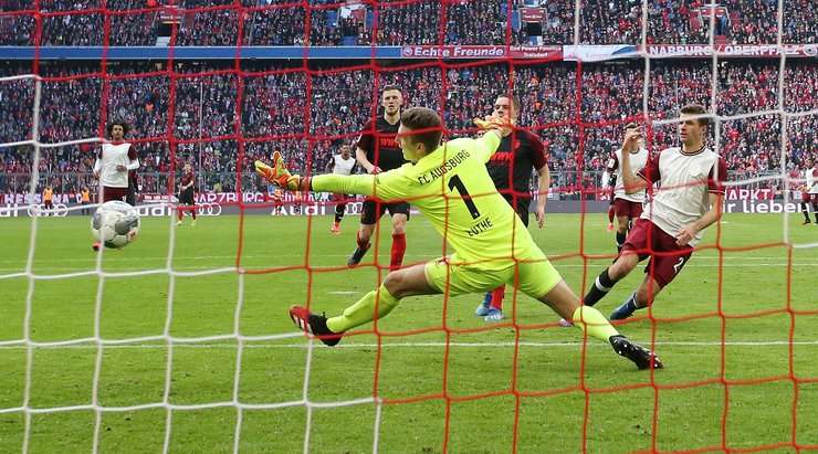 Vào! Thomas Muller (Bayern Munich) ghi bàn với một cú sút tuyệt vời vào bên phải khung thành sau khi được giải thoát trong vòng cấm bởi một đường chuyền bổng xuất sắc từ Jerome Boateng. Tỉ số bây giờ là 1:0.
