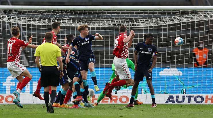 Stefan Bell (Mainz) nhảy cao nhất để đón bóng từ quả phạt góc được thực hiện hoàn hảo bởi Anton Stach. Cú đánh đầu của anh đã đi đập đất vào sát mép trong cột dọc bên phải, đánh bại thủ môn. Tỉ số là 1:2.
