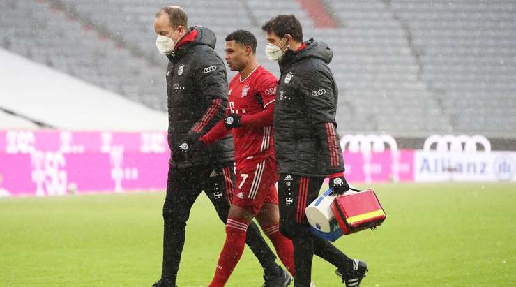 Serge Gnabry (Bayern Munich) đang yêu cầu trợ giúp y tế và trọng tài đã cho dừng trận đấu để các bác sĩ vào sân.