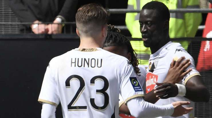 Vào! Một đường lob bóng của Sada Thioub mở ra cơ hội cho Ibrahima Niane (Angers) và anh dễ dàng đánh bại thủ môn bằng một có đánh đầu cận thành về phía bên trái cầu môn. Tỉ số là 2:2.