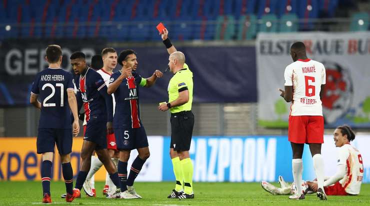 Szymon Marciniak thổi còi và Presnel Kimpembe (Paris SG) bị rút thẻ vàng thứ hai vì pha phạm lỗi của mình. Huấn luyện viên sẽ không khen ngợi anh ấy và các đồng đội cũng vậy. Rời sân, anh ấy có nhiều thời gian để suy nghĩ về nó.