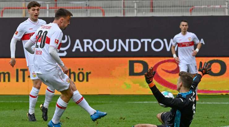 Philipp Forster (VfB Stuttgart) nhận một đường chuyền thú vị bên trong vòng cấm và anh sút bóng vào góc cao bên trái khung thành. Một pha dứt điểm tuyệt đẹp!