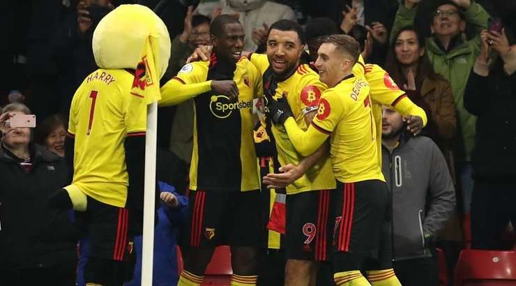 Troy Deeney (Watford) không phạm sai lầm nào, anh ta chờ thủ môn Tom Heaton đổ người rồi mới sút bóng nhẹ nhàng vào chính giữa khung thành.