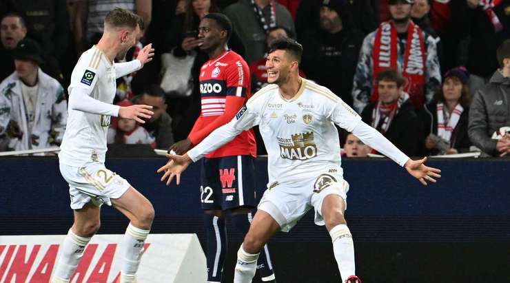 Thật không may chút nào! Tiago Djalo (Lille) nỗ lực phá bóng từ quả phạt góc của đối phương nhưng cú sút hụt của anh đã đưa bóng về lưới nhà, bóng đi một cách hiểm hóc vào góc thấp bên phải! Có lẽ anh sẽ không dám xem lại tình huống này trên tivi vào ngày mai.