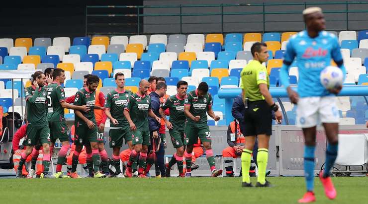 Vào! Một sai lầm tồi tệ từ đối phương đã trao tặng một cơ hội cho Junior Messias (Crotone), người đưa bóng vào lưới từ cự li gần. 3:3.