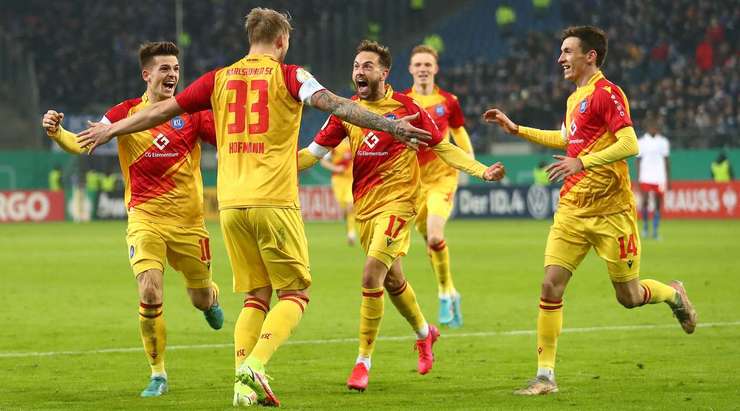 Vào! Philipp Hofmann (Karlsruher) đã có mặt đúng lúc đúng chỗ để lấy bóng bật ra trong vòng cấm, và anh ấy sút bóng vào bên phải khung thành. Tỉ số là 0:2.