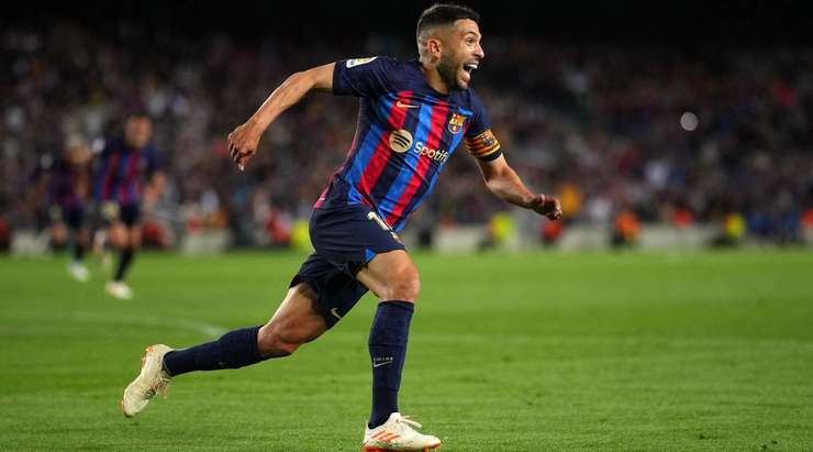 Jordi Alba (Barcelona) nhận một đường chuyền thú vị bên trong vòng cấm và anh tung một cú sút chìm chuẩn xác vào góc thấp bên trái khung thành. Một pha dứt điểm hiểm hóc!